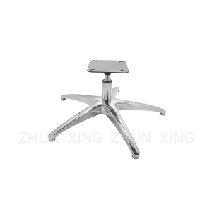 Silla con base cromada tapizada en colores brillantes.